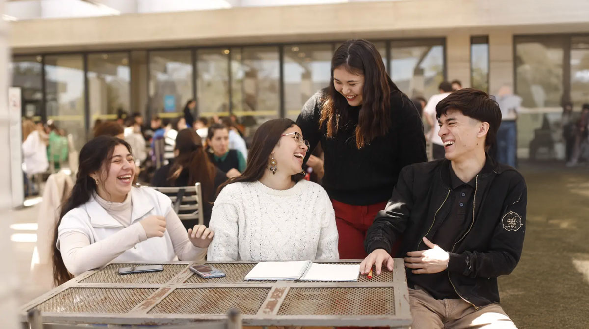 Estudiantes disfrutando en el campus
