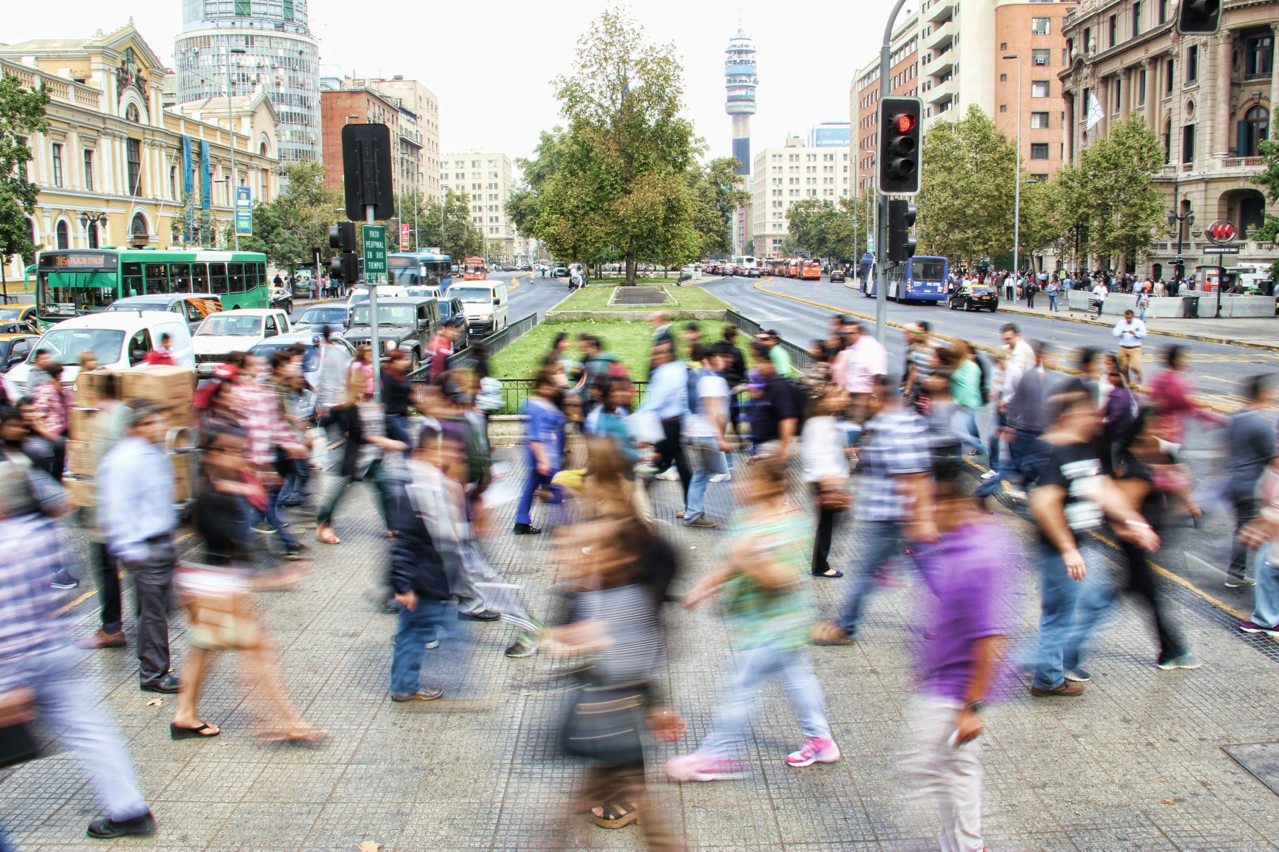 Personas caminando por la ciudad de Santiago